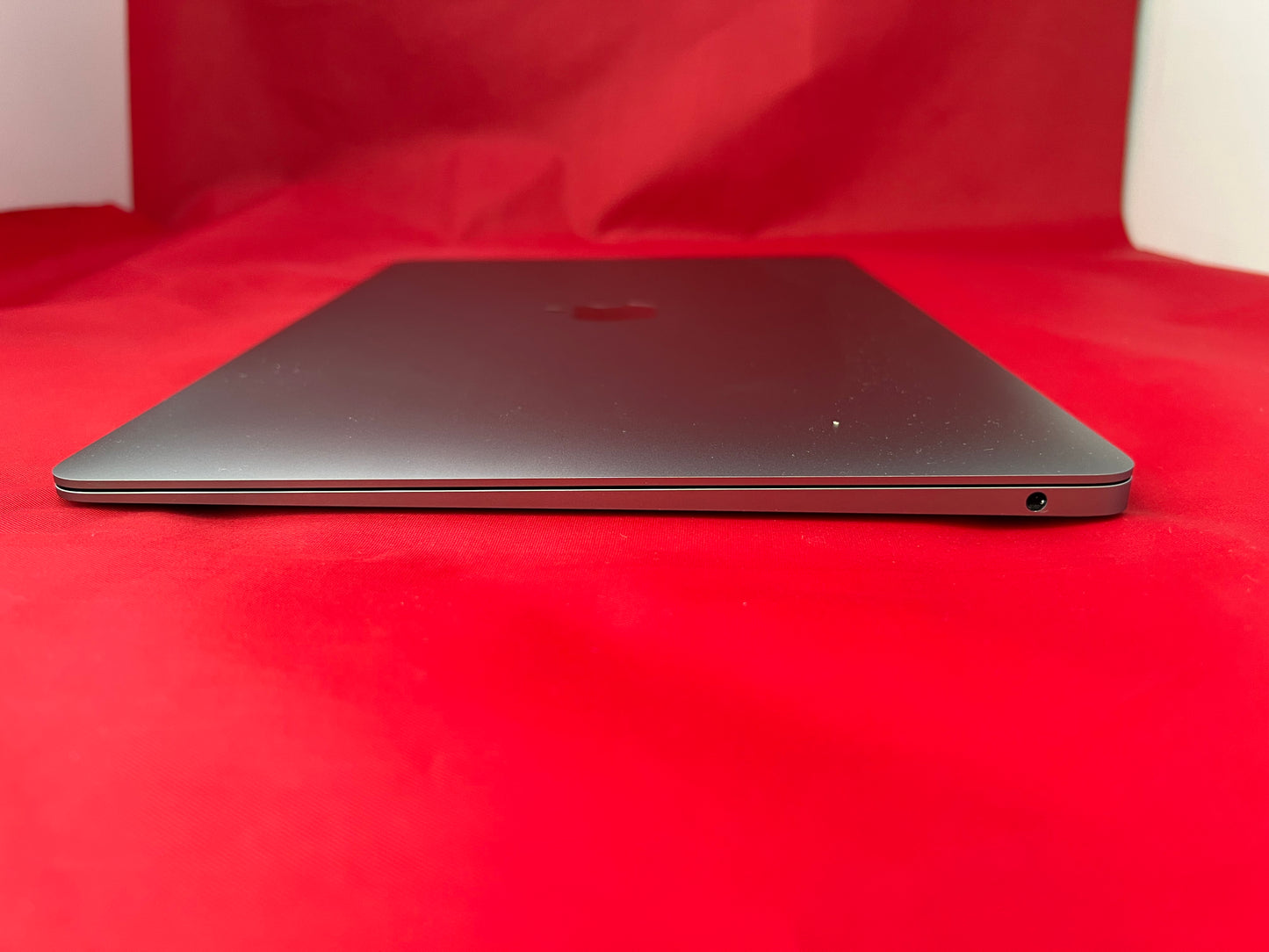 Apple MacBook Air (2020, like new)